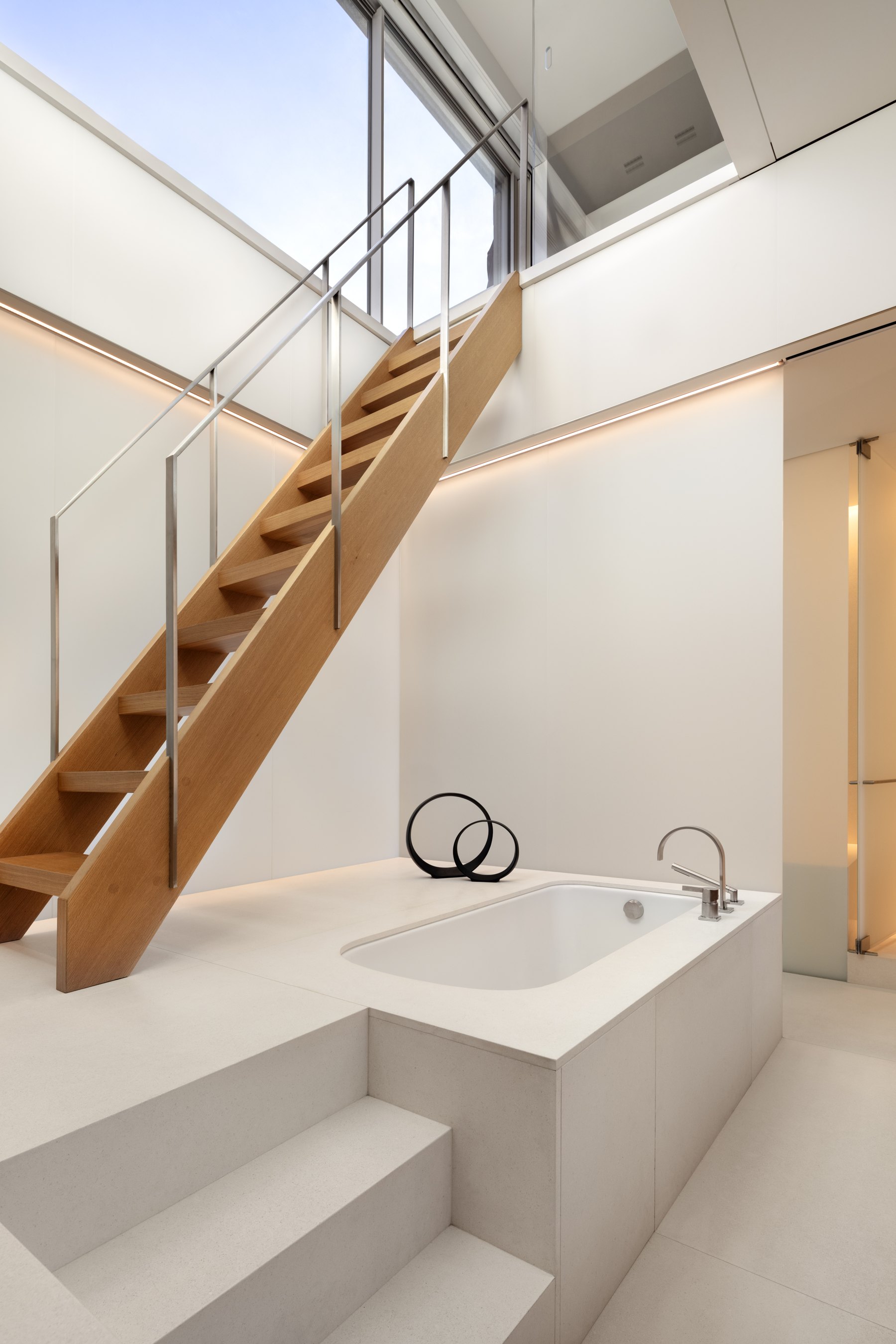 Logan Penthouse — bath with daylight